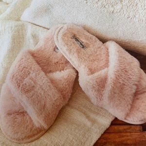 Splendid Pink Blush Faux Fur
Slippers Size M/L NWT
